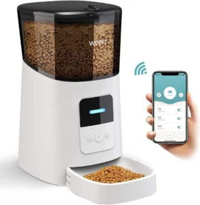 Automatic pet feeder with voice recording to alert pet when food is dispensed